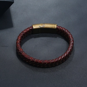 Détail du bracelet en cuir tressé marron rouge avec fermoir magnétique en bronze