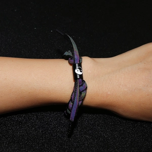 Bracelet tressé holographique réfléchissant avec symbole yin yang sur le fermoir