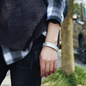 Modernes gewebtes silbergraues Lederarmband für Damen mit minimalistischem Verschluss