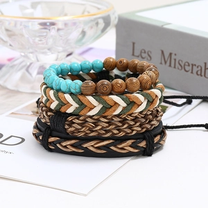 Dettaglio del set di 4 bracciali intrecciati bohémien con perline turchesi e cinturini cuoio