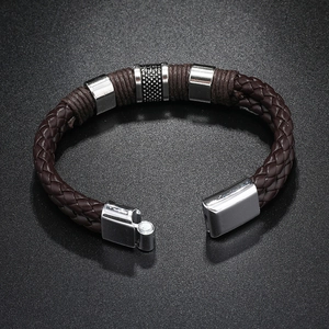 Detail von braunem Lederarmband mit silbernem Magnetverschluss und Metallringen