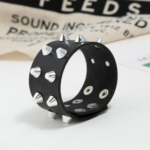 Nahaufnahme des schwarzen Punk-Lederarmbands mit zweireihigen silbernen Metallnieten