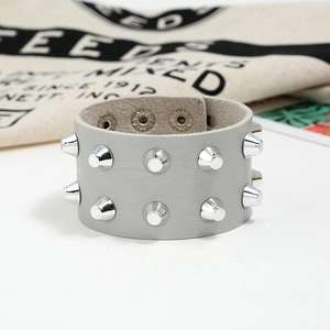 Detailansicht graues Punk-Lederarmband mit zweireihigen Metall-Kegelnieten und Druckknöpfen