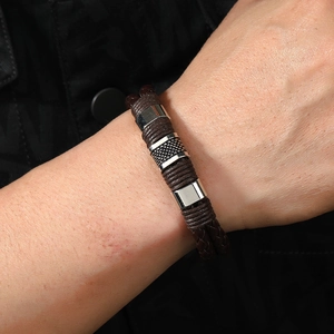 Detail eines braunen Herren-Lederarmbands mit strukturierten silbernen Metallperlen