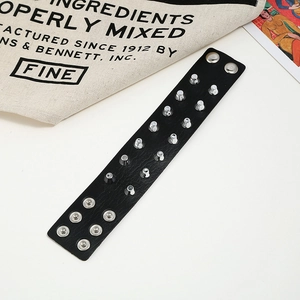 Punk-Lederarmband mit zweireihigen silbernen Metallnieten und verstellbaren Druckknöpfen