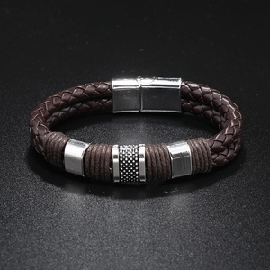 Detail eines kaffeebraunen geflochtenen Lederarmbands mit silbernem Magnetverschluss für Herren