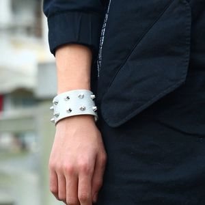 Weißes Punk-Lederarmband mit silbernen Nieten für einen auffälligen Gothic-Streetwear-Look