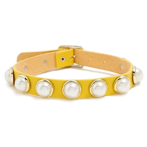 Girocollo in pelle giallo brillante con grandi perle artificiali e fibbia in argento