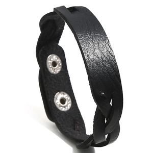 Minimalistisches schwarzes geflochtenes Lederarmband für Damen mit silbernen Druckknöpfen