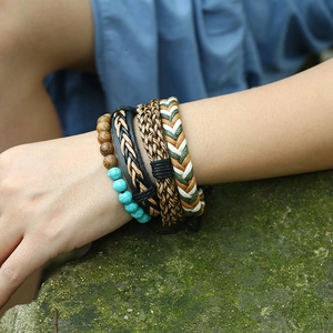Set di braccialetti bohémien in pelle retrò con perline di legno e dettagli turchesi