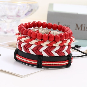 Dettaglio di un set da 4 con perle di legno rosse, corde intrecciate e pelle nera