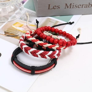 Set di 4 braccialetti in pelle intrecciata e perline di legno stile etnico rosso