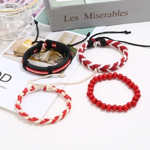Set di 4 bracciali punk in cordino di cera intrecciato e pelle, colori rosso nero bianco