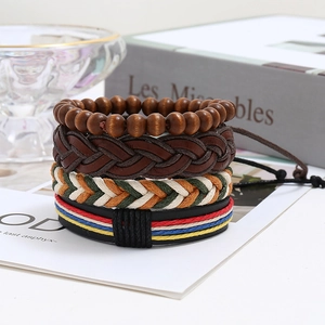Détail d'un ensemble de bracelets multicouches en cuir avec perles en bois et cordes