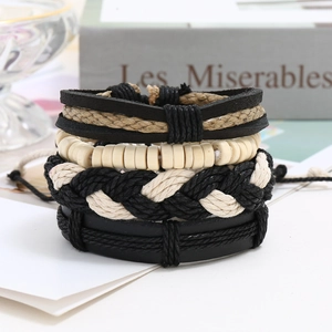 Détail de bracelets en cuir multicouches avec corde tressée et perles en résine blanche