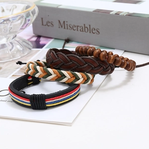Lot de quatre bracelets vintage pour hommes en cuir marron tressé et perles de bois naturel