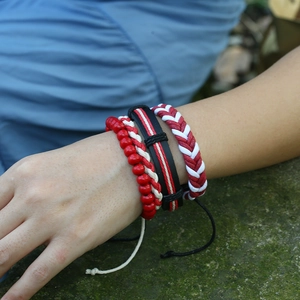 Set di quattro braccialetti bohémien in pelle rossa, bianca e nera con perline in legno