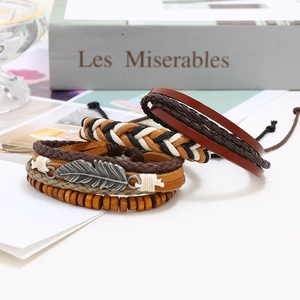 Set di bracciali multistrato in pelle intrecciata con ciondolo piuma e perline di legno