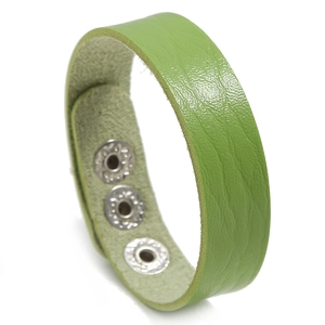 Detail eines verstellbaren grasgrünen Lederarmbands mit Litschi-Struktur und Druckknöpfen