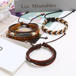 Set di tre braccialetti vintage in pelle intrecciata con piuma di metallo e perline di legno