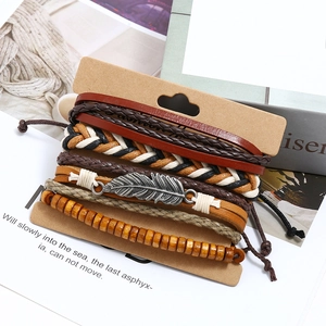 Set di 5 bracciali vintage in pelle intrecciata con perle di legno e ciondolo a piuma
