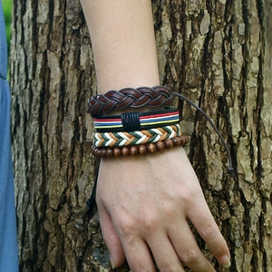 Ensemble de 4 bracelets bohèmes en cuir avec cordons tressés et perles en bois sur écorce