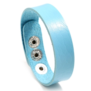 Himmelblaues Lederarmband mit drei verstellbaren silbernen Druckknöpfen auf weißem Hintergrund