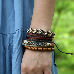 Set bracciali multistrato in pelle intrecciata con ciondolo piuma e perline di legno