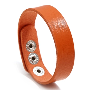 Minimalistisches, leuchtend orangefarbenes Lederarmband mit silbernen Metalldruckknöpfen