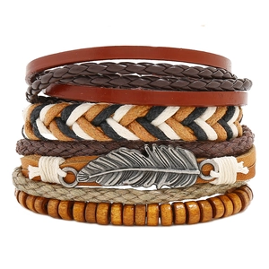 Bracciale Vintage in Pelle di Vacchetta Intrecciato a Mano Per Uomo Donna Bohémien Multistrato Piuma Perline di Legno Gioielli