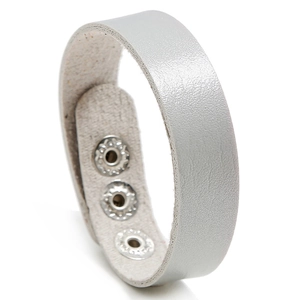 Details eines verstellbaren rosa Lederarmbands mit drei sicheren Metalldruckknöpfen
