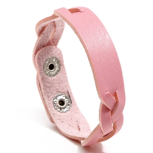 Makroaufnahme von rosa geflochtenem Lederarmband mit verstellbarem Metall-Druckknopf