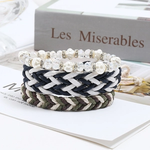 Detail eines böhmischen dreiteiligen Sets mit Perlenkristallen und geflochtenen Armbändern