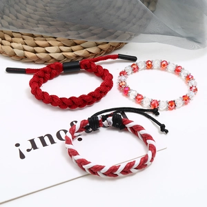 Ensemble de trois bracelets en fil de cire tressé rouge et blanc avec perles de cristal