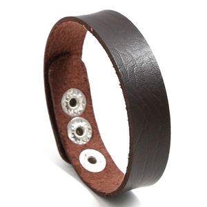 Verstellbares dunkelbraunes breites Lederarmband mit drei silbernen Druckknöpfen für Damen