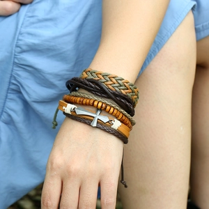 Ensemble de trois bracelets rétro en cuir tressé avec perles de bois et pendentif croix