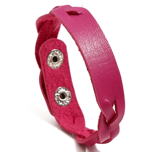 Detail eines fuchsia geflochtenen Lederarmbands mit verstellbaren Metalldruckknöpfen