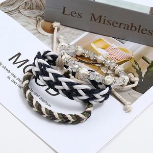 Dreiteiliges handgemachtes Seilarmband-Set mit Perlen und Kristallen auf Vintage-Buch