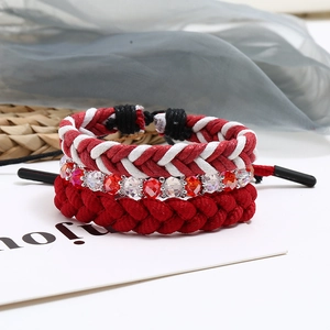 Détail de l'ensemble de bracelets tressés rouge et blanc avec perles de cristal