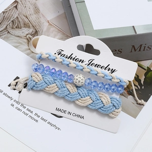 Set di tre braccialetti blu chiaro e beige con perline sfaccettate su carta display