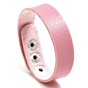 Nahaufnahme vom rosa Lederarmband mit Litschi-Struktur und drei Metall-Druckknöpfen