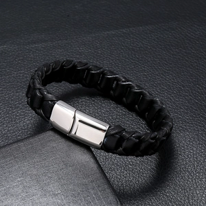 Detail eines handgewebten schwarzen Lederarmbandes mit silbernem Magnetverschluss aus Stahl