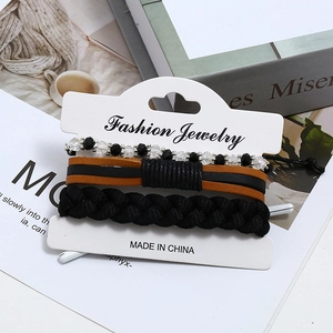 Ensemble de trois bracelets punk en corde tressée et perles de cristal sur carte
