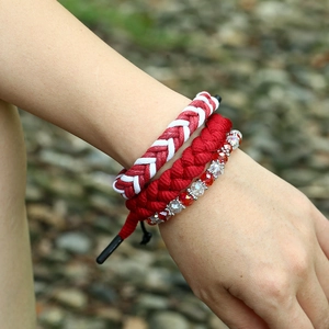 Ensemble de trois bracelets en cordon de cire tressé rouge et blanc avec perles cristal
