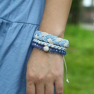 Set di 3 bracciali bohémien con cordoncini intrecciati blu e bianchi e perline sfaccettate