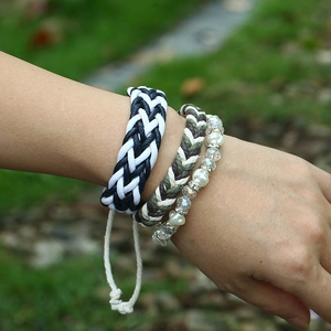 Dreiteiliges Set mit handgewebten Hanfseil-Armbändern und eleganten Kristallperlen