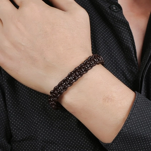 Bracelet tressé en cuir marron foncé pour homme avec un style vintage et artisanal