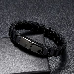 Handgewebtes schwarzes Lederarmband mit Magnetverschluss aus Edelstahl auf Leder-Geschenkbox
