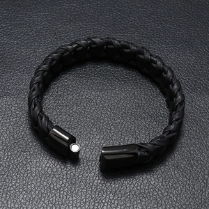 Detailaufnahme von geflochtenem Lederarmband mit poliertem Magnetverschluss aus Metall