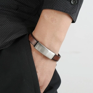 Bracelet minimaliste pour homme en cuir marron avec plaque rectangulaire en acier brossé